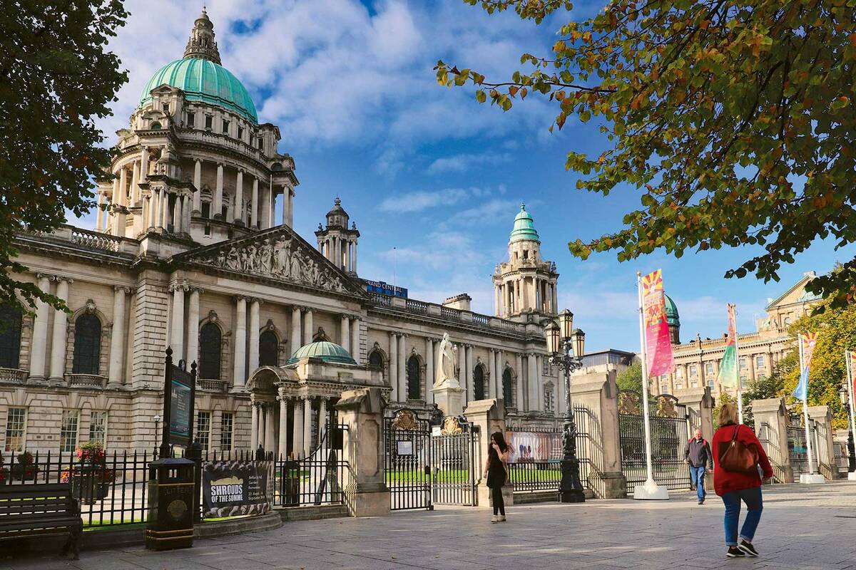 L’hôtel de ville de Belfast avec ses tours et son dôme imposant.