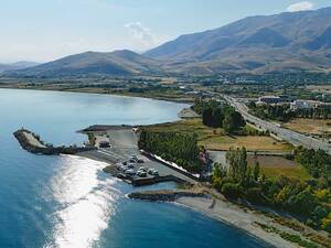 Wir finden auf dieser Reise immer wieder attraktive Stellpläze – öfters mal an Küsten und Gewässern, wie hier am Van-See.