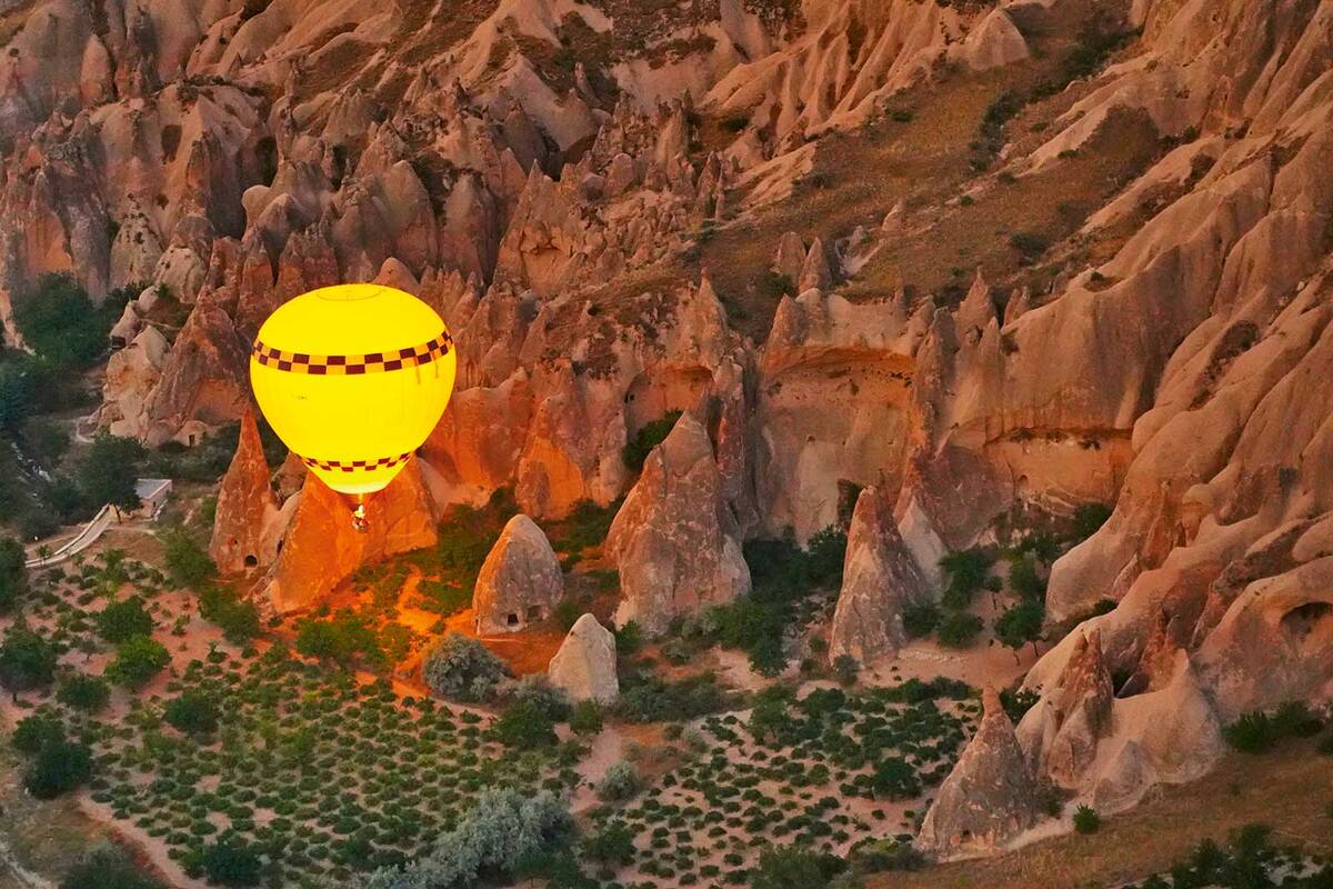 Le paysage fascinant de la Cappadoce avec ses « cheminées de fées » et ses habitations troglodytes vaut vraiment la peine d’être admiré depuis les airs.
