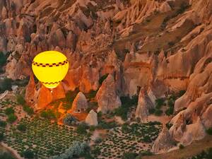 Le paysage fascinant de la Cappadoce avec ses « cheminées de fées » et ses habitations troglodytes vaut vraiment la peine d’être admiré depuis les airs.