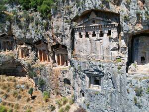 Issus d’une époque très lointaine, les tombeaux lyciens rupestres surplombent la ville de Dalyan.