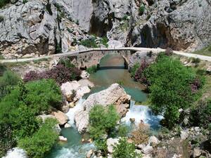 Des ponts vieux de 2000 ans sur lesquels on circule encore.