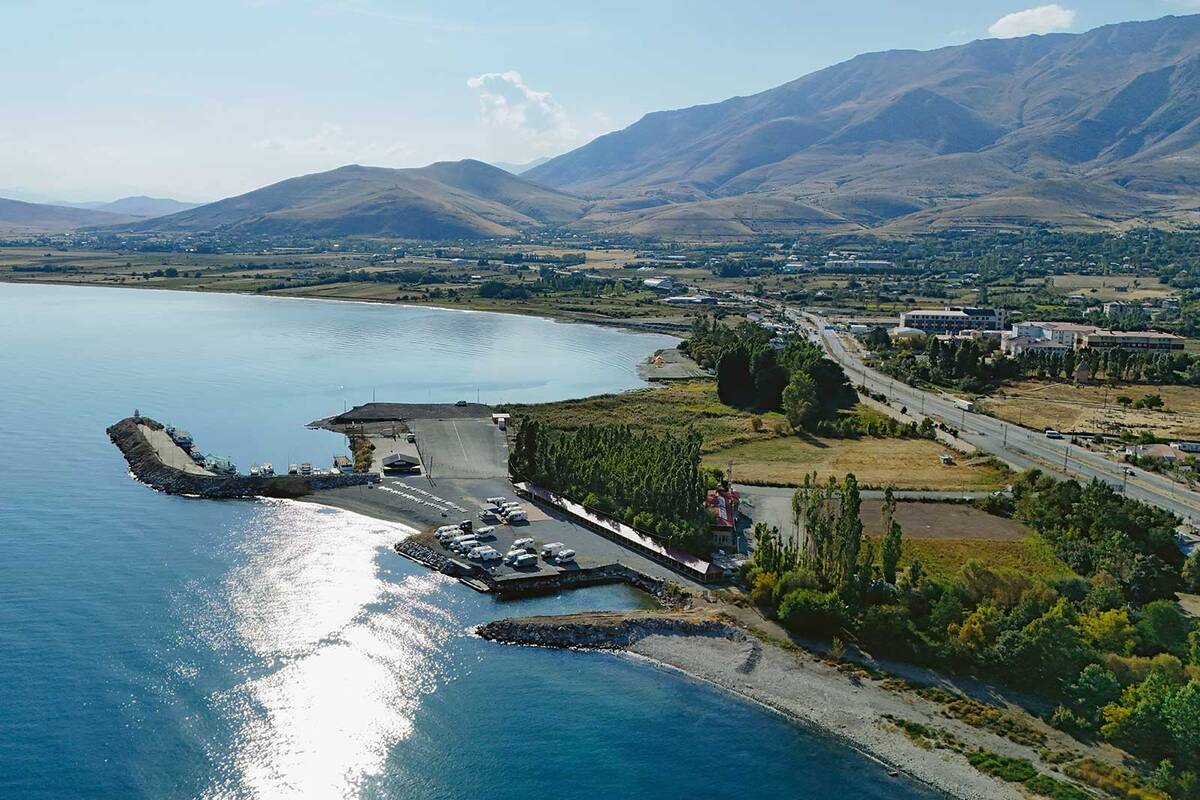 Au cours de ce voyage, nous trouvons toujours des aires de stationnement idéalement situées, souvent le long des côtes et des cours d’eau, comme ici au lac de Van.