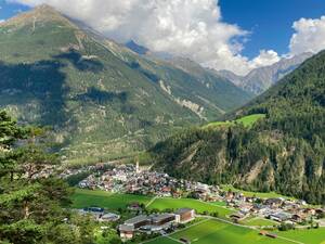 Blick auf Längenfeld im Ötztal mit dem Aqua Dome, einem grossen Freizeitbad. Der Campingplatz liegt ganz in der Nähe.