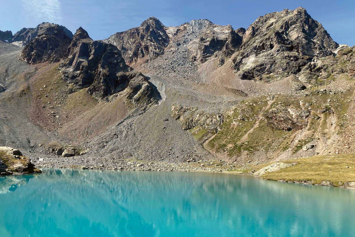 Der türkisfarbige Hauersee liegt weit oberhalb des Ötztals auf der linken Talseite.