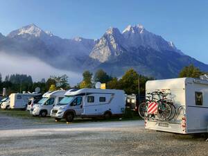 Der Camping Erlebnis Zugspitze in Grainau bei Garmisch-Partenkirchen befindet sich am Fusse der mächtigen Zugspitze, Deutschlands höchstem Gipfel.