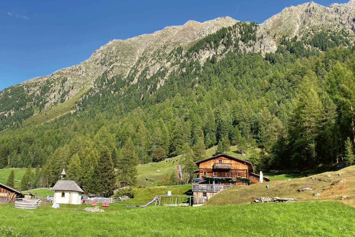 In den abgelegenen Seitentälern kommt man immer wieder an schönen Almen mit einladenden Almwirtschaften vorbei, die zum Verweilen einladen.