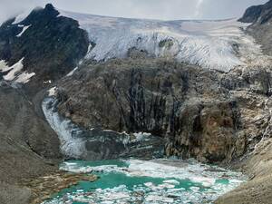 In den Stubaier Alpen findet man noch Gletscherseen mit Eisschollen.
