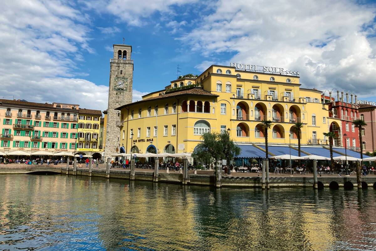Die Uferpromenade von Riva del Garda am Nordufer des Gardasees.