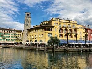 Die Uferpromenade von Riva del Garda am Nordufer des Gardasees.