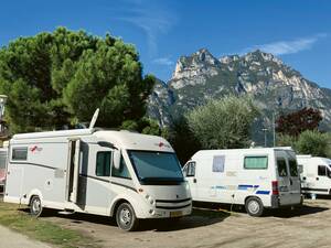 Der Camperstop Torbole im gleichnamigen Ort liegt nicht weit vom Gardasee-Ufer entfernt.
