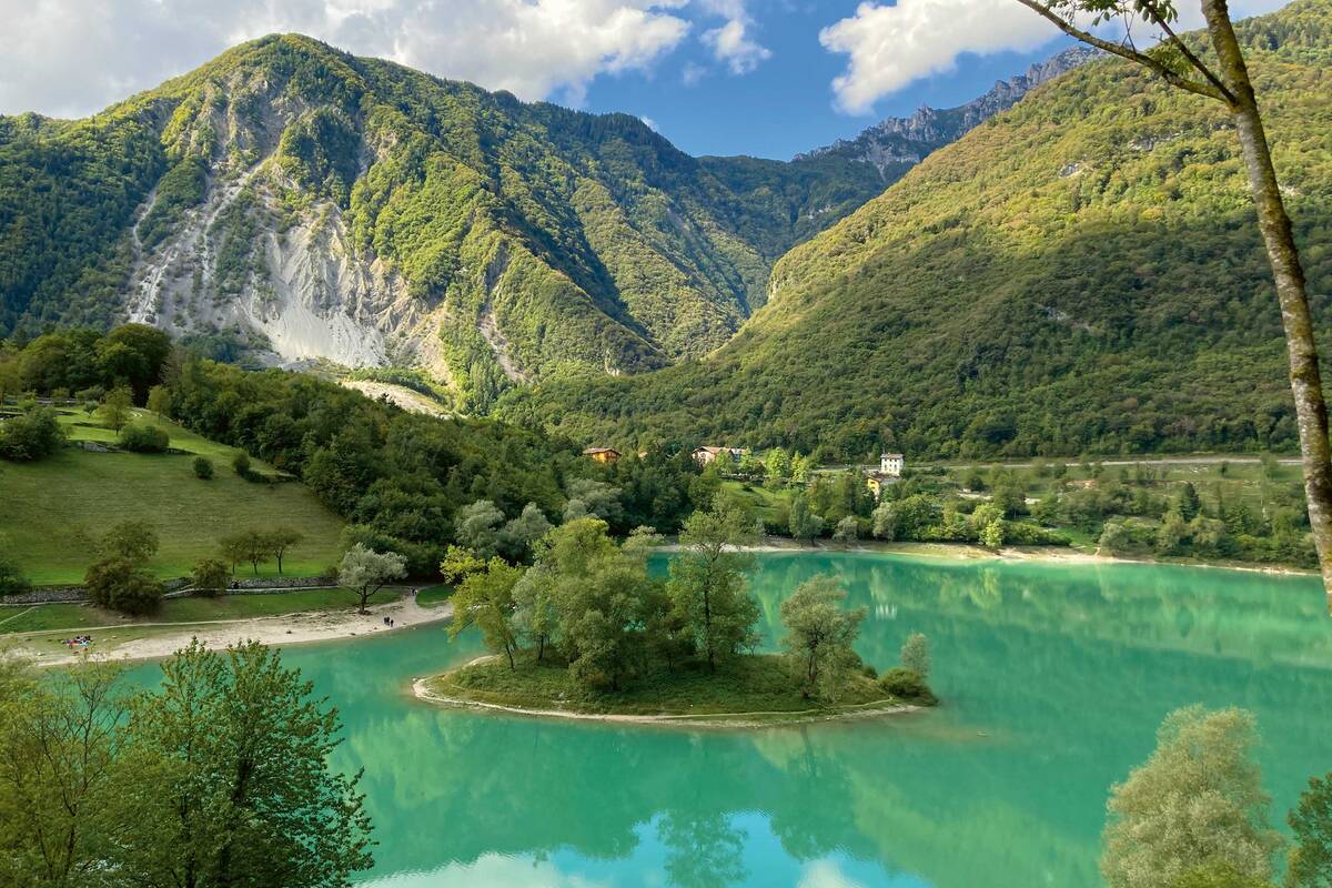 Am Lago di Tenno, nördlich des Gardasees, gibt es wunderschöne Picknickplätze.