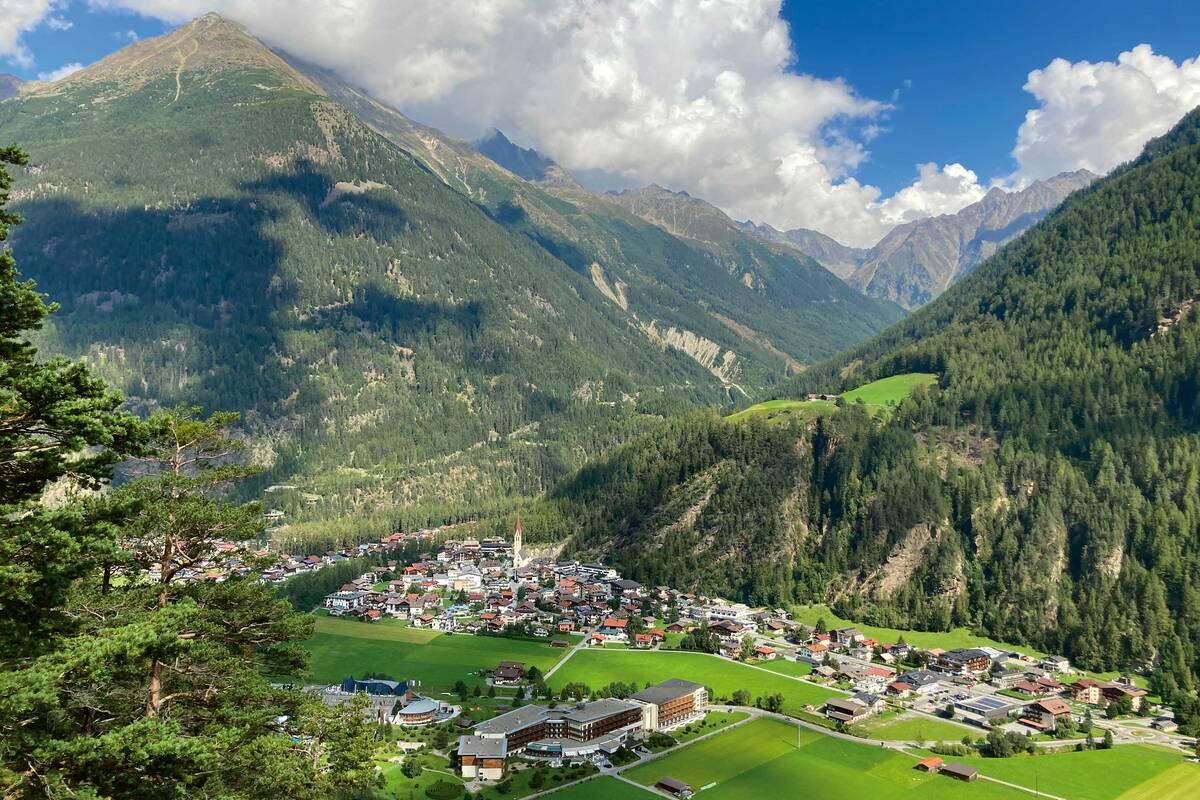 Vue de Längenfeld dans l'Ötztal avec l'Aqua Dome, une grande station thermale. Le camping se trouve à proximité.
