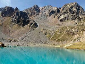 Le Hauersee à l’eau turquoise se situe bien au-dessus de l'Ötztal du côté gauche de la vallée.