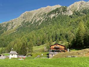 Dans les vallées latérales isolées, on passe régulièrement devant de beaux alpages et des exploitations alpestres accueillantes qui invitent à la détente.