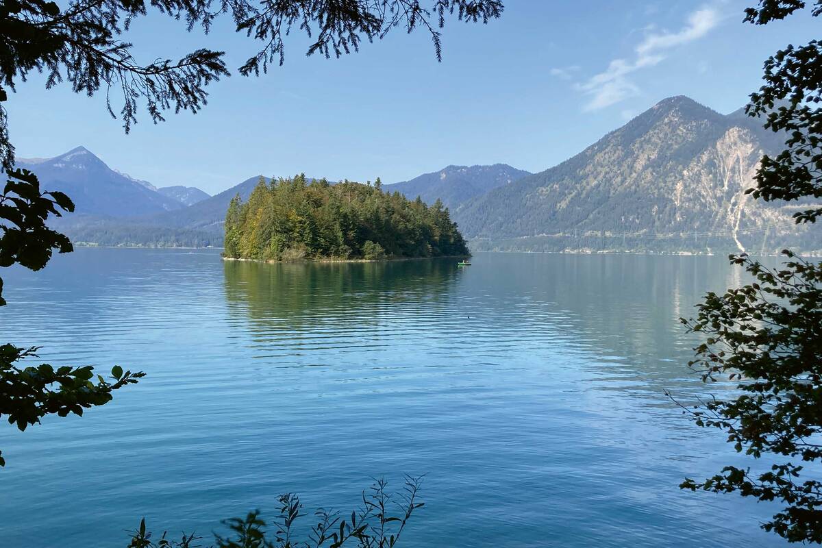 On peut nager dans le lac Walchen ou en faire le tour à pied ou à vélo.