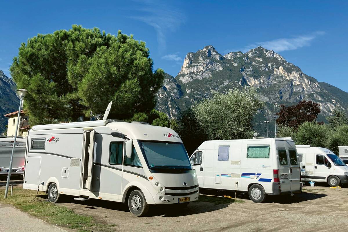Le Camper Stop Torbole dans la localité du même nom se trouve près de la rive du lac de Garde.