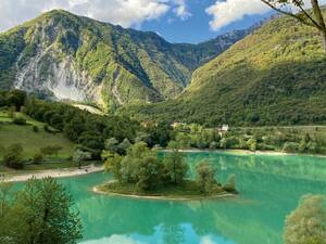 Il y a de beaux endroits pour pique-niquer au bord du lac de Tenno, au nord du lac de Garde.