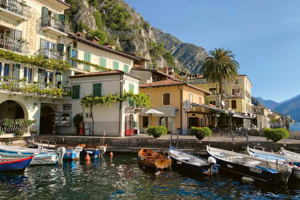 Lorsqu’on se rend au bord du lac de Garde, on ne peut manquer de visiter Limone. L’idéal est de rejoindre ce village digne d’un livre d'images en bateau.