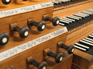 Auch alte Orgeln wie die Holzheim Orgel in Rot an der Rot verzaubern mit ihrem faszinierenden Klang.
