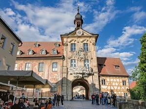 Durch dieses monumentale Stadttor geht es in die Altstadt von Wolframs Eschenbach.