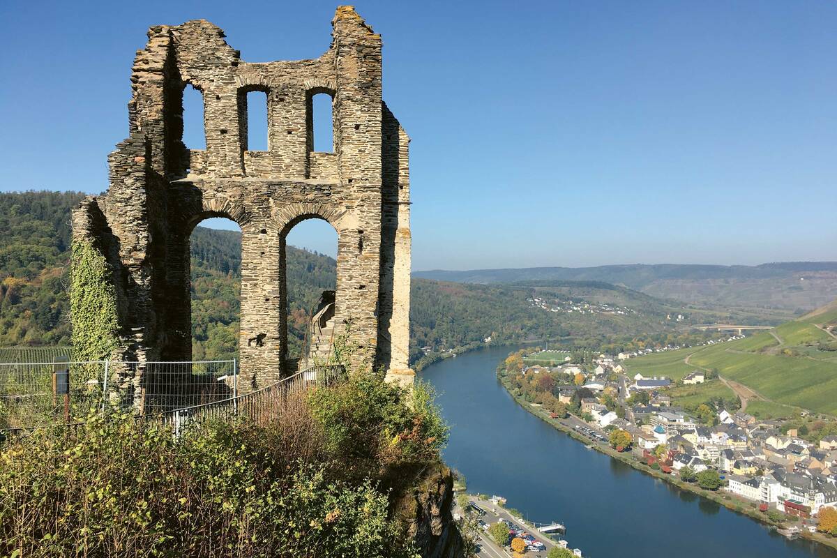 Oberhalb von Traben-Trarbach kann die Burgruine Grevenburg besichtigt und ein weiter Ausblick über die Moselregion genossen werden.