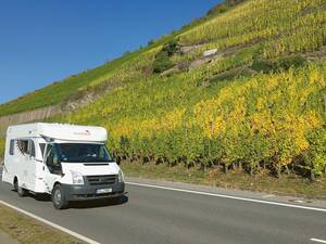 Genussfahrt durch die herbstlich verfärbten Weinberge. Die Moselregion ist ein prädestiniertes Ziel für Camper.