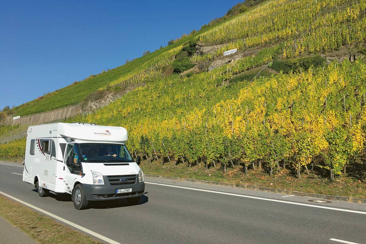 Genussfahrt durch die herbstlich verfärbten Weinberge. Die Moselregion ist ein prädestiniertes Ziel für Camper.