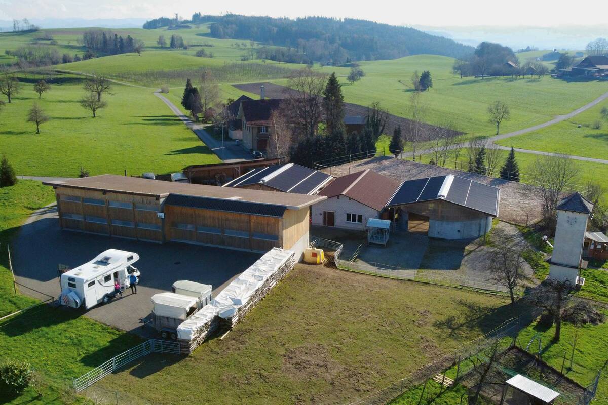 Aire de stationnement idyllique dans une ferme près de Wil.