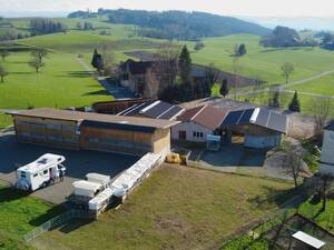 Aire de stationnement idyllique dans une ferme près de Wil.