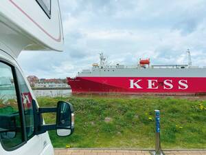Aire de stationnement pour camping-cars donnant sur le canal de Kiel.