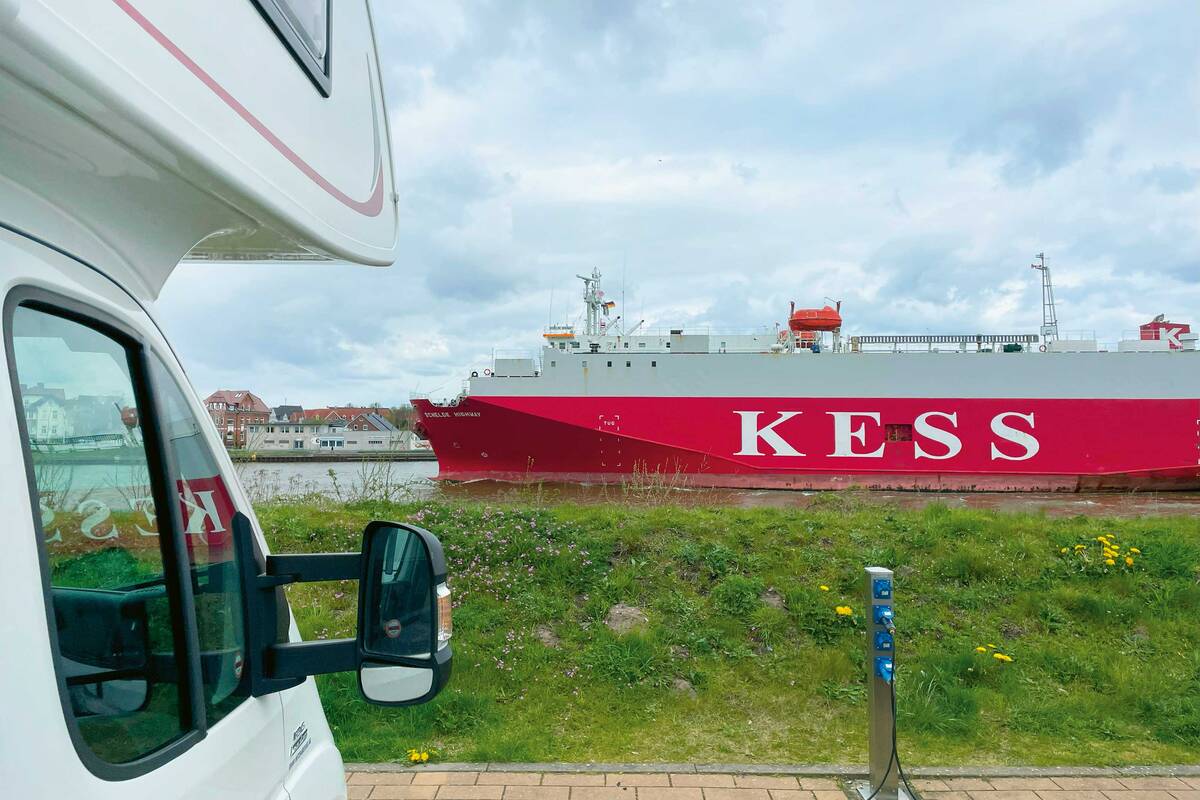 Aire de stationnement pour camping-cars donnant sur le canal de Kiel.