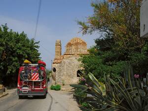 Traversée d’un village aux rues étroites dans le Péloponnèse.