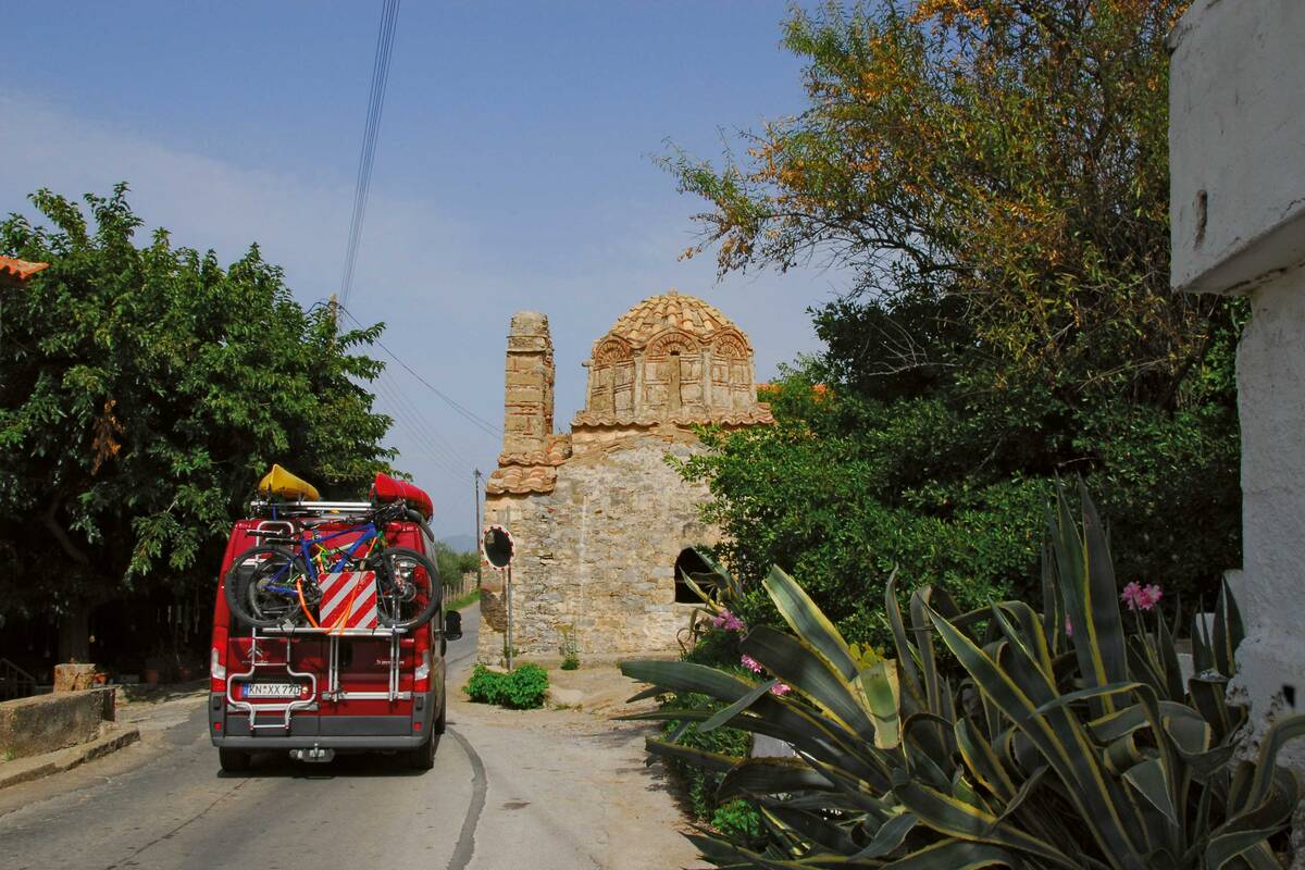 Traversée d’un village aux rues étroites dans le Péloponnèse.