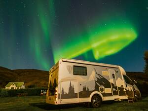 Beinahe mystisch wirkende Nordlichter im Hochland bei Hveravellir.