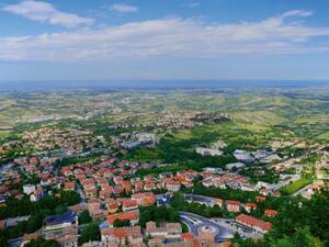 Ausblick über San Marino nach Italien mit der Adria-Küste im Hintergrund.