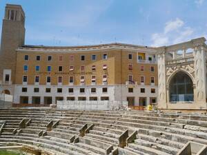 Das römische Amphitheater von Lecce, in dem früher Gladiatorenkämpfe geboten wurden, war einst fünf Etagen hoch und fasste 25 000 Besucher.