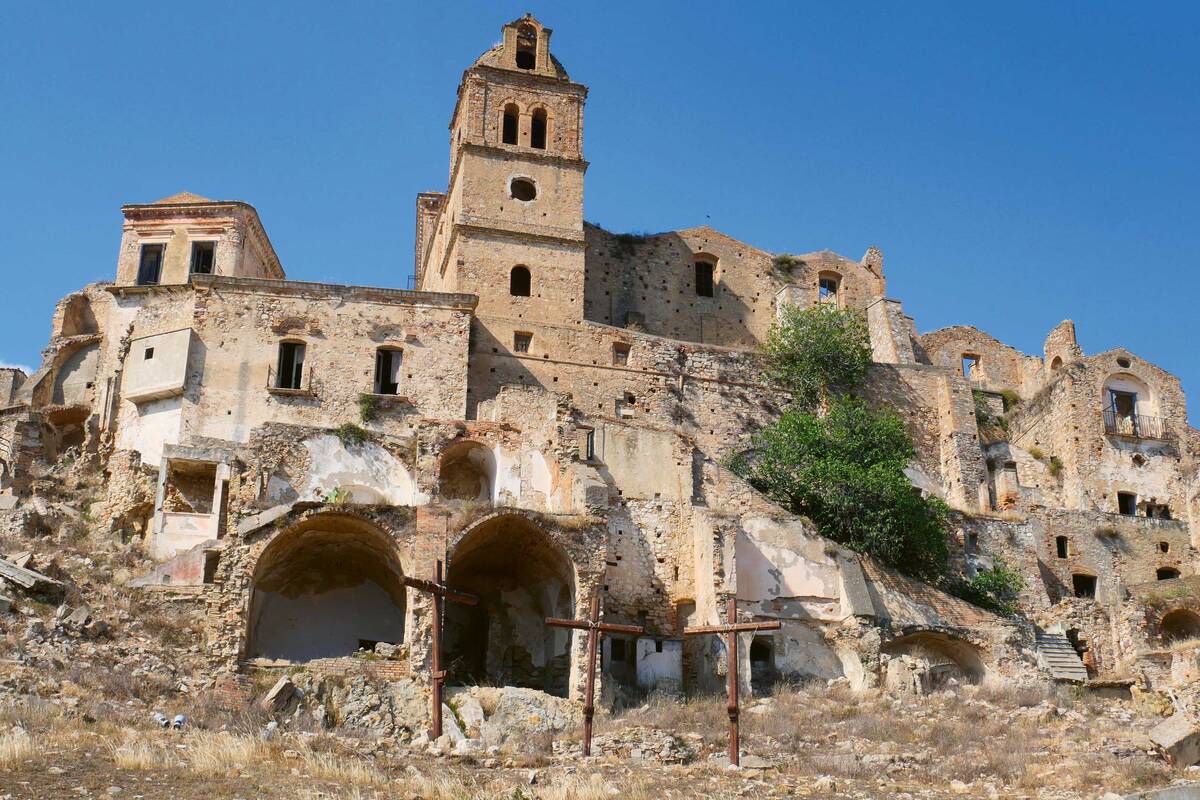Die Geisterstadt Craco Vecchia thront auf einem Felsen.