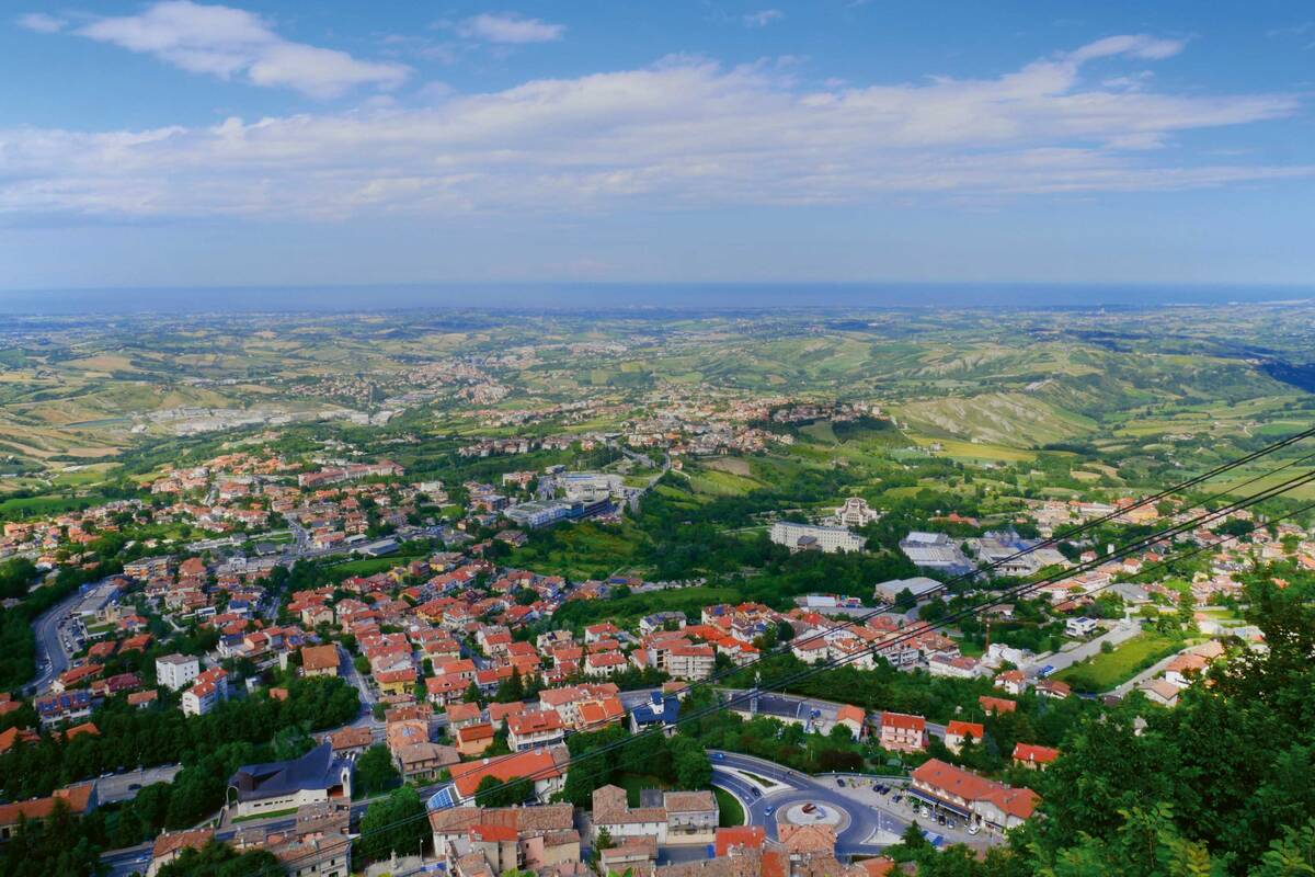 La vue sur Saint-Marin va jusqu'en Italie, avec la côte adriatique à l’arrière-plan.