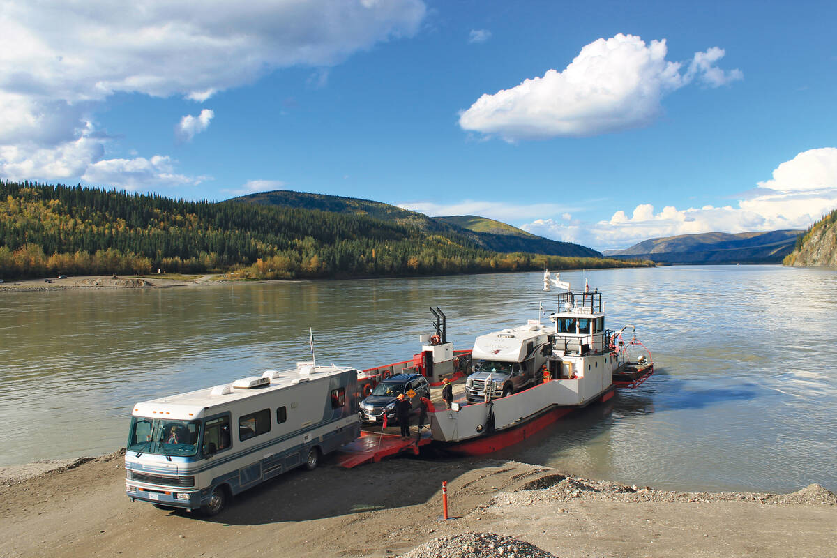 Eine kleine Fähre verbindet im Sommer den einsamen Top of the World Highway mit der Goldgräberstadt Dawson City. Sogar grosse Wohnmobile und Lastwagen können über den starken Strom des Yukon Rivers befördert werden.