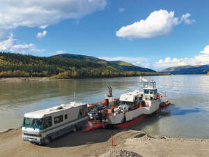 Eine kleine Fähre verbindet im Sommer den einsamen Top of the World Highway mit der Goldgräberstadt Dawson City. Sogar grosse Wohnmobile und Lastwagen können über den starken Strom des Yukon Rivers befördert werden.