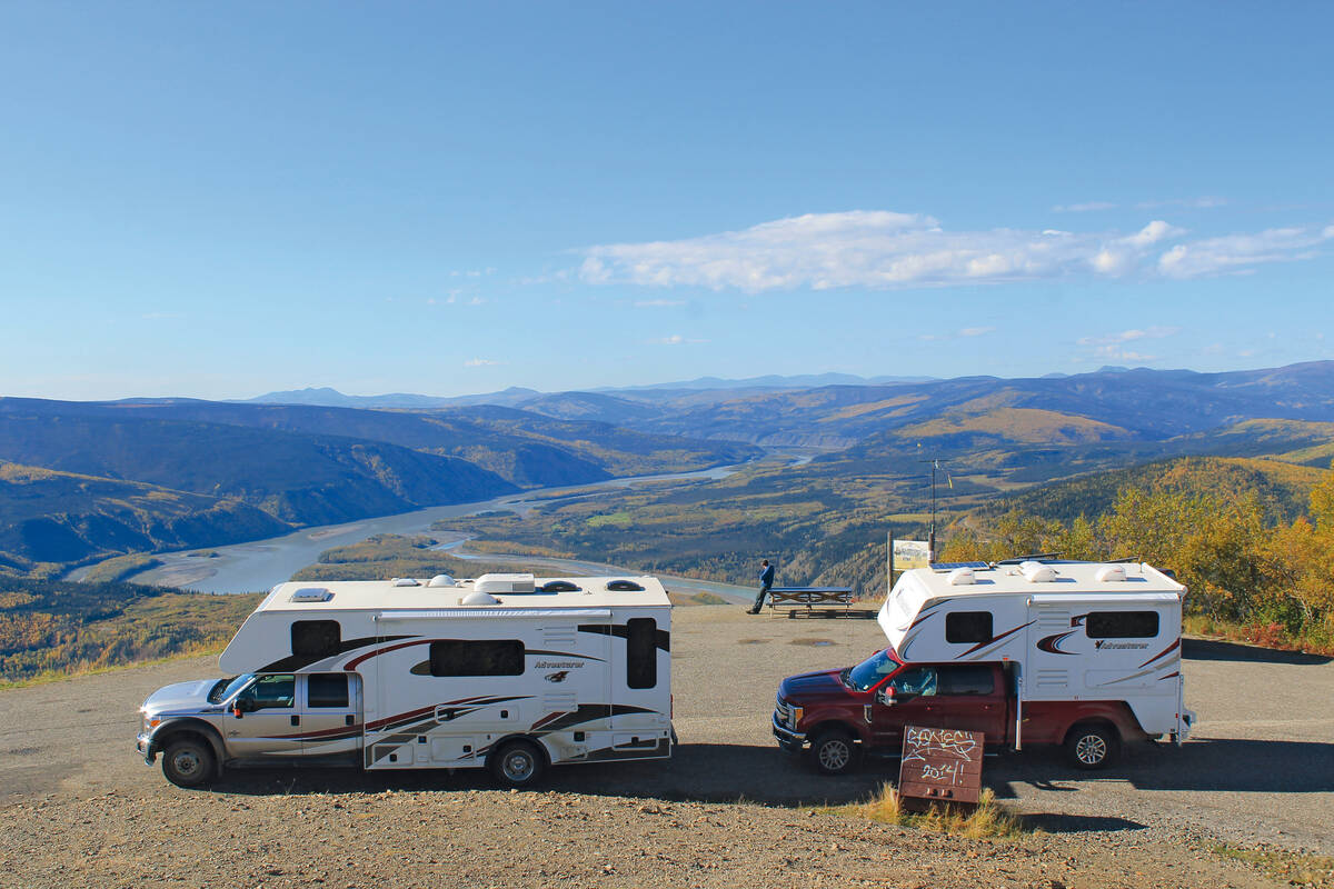 Der Midnight Dome wacht über Dawson City und den eindrücklichen Yukon River. Man erreicht ihn zu Fuss auf einer schönen Wanderung oder bequem über eine kurvenreiche Fahrstrasse.
