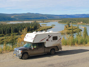 Le Yukon, la « grande rivière », au courant dangereux, accompagne les voyageurs de Dawson City à Whitehorse.
