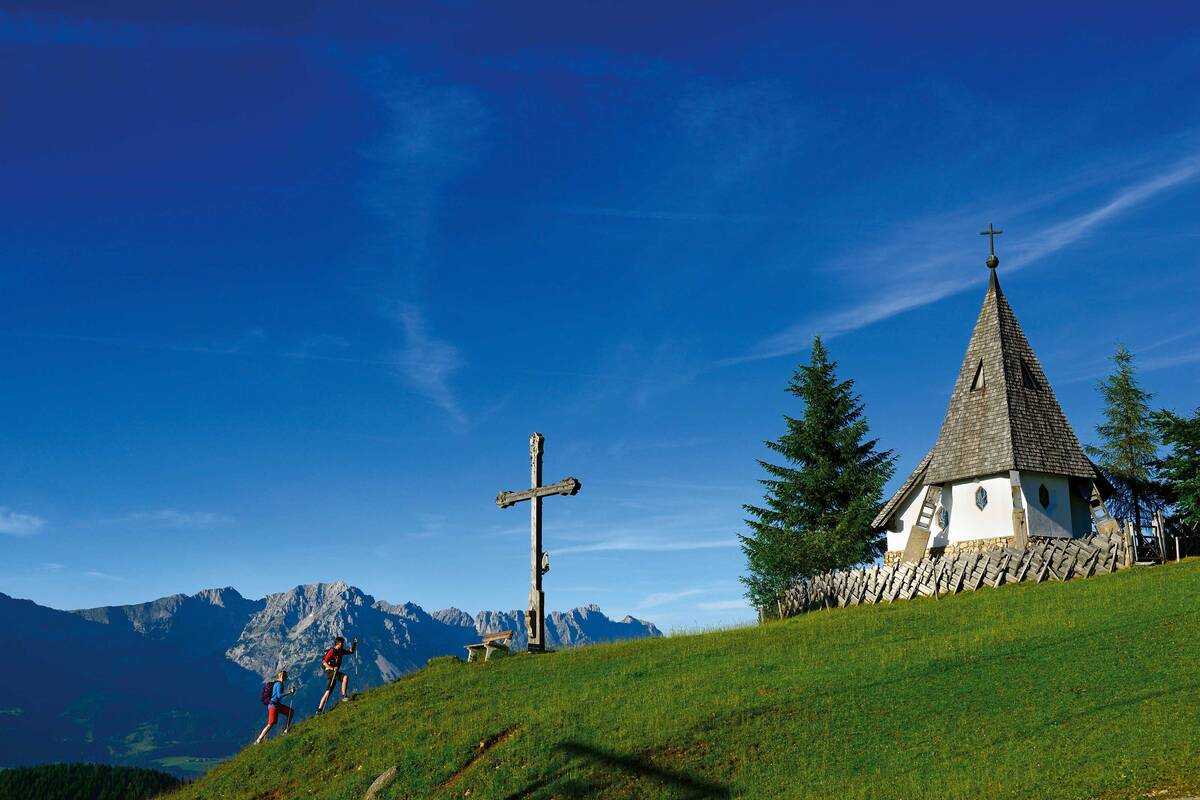 La montée vers le pré-pic de la Kraftalm révèle les pentes escarpées du Wilder Kaiser.