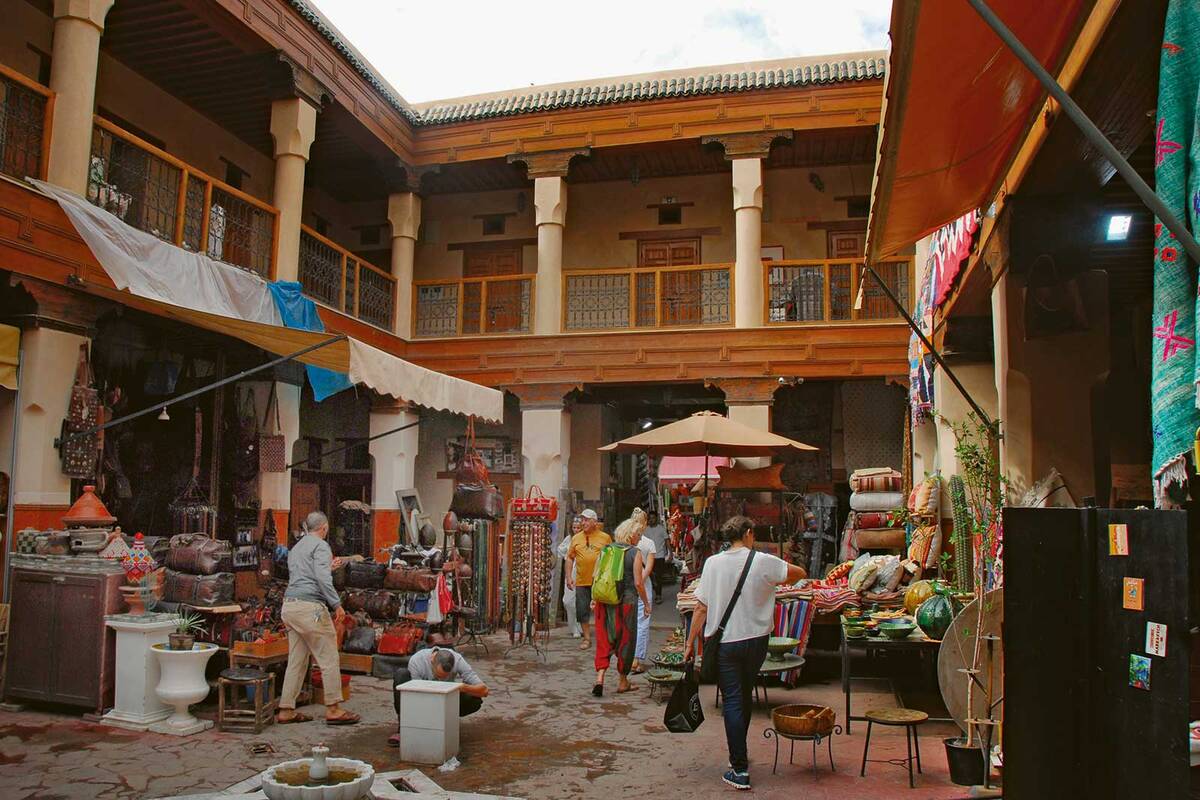 In den teils prachtvollen Innenhöfen in Marrakesch werden alle nur erdenklichen Waren angeboten.