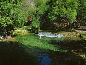 Rafraîchissement aux Petit Cascade – une oasis de bien-être naturel.