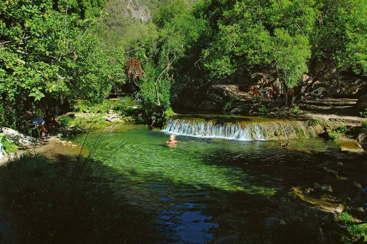 Rafraîchissement aux Petit Cascade – une oasis de bien-être naturel.