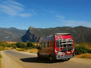 Des champs de chanvre à perte de vue. Les paysages verdoyants du massif du Rif.