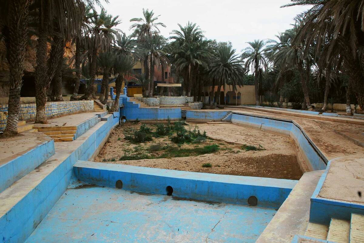 De la poussière là où jaillissait la Source Bleue. Un signe évident  du manque d&#039;eau.