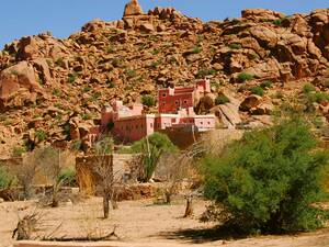 L'oasis de montagne de Tafraoute, un paradis entouré de formations rocheuses spectaculaires.